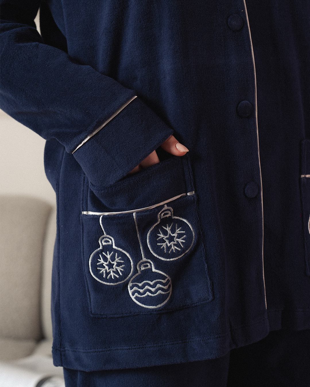 Classic women's pajamas with open buttons and collar, embroidered on the pocket, velvet
