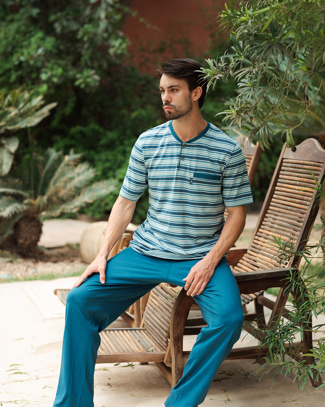 V بيجاما رجالى سترايبر نصف كم و بنطلون ساده