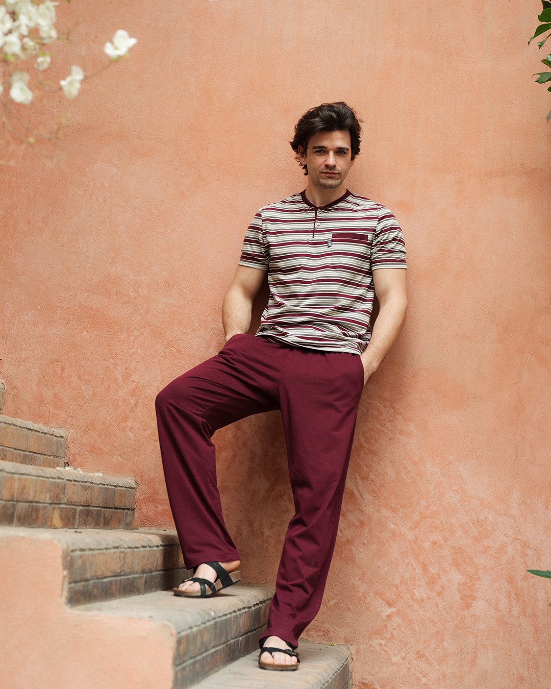 V بيجاما رجالى سترايبر نصف كم و بنطلون ساده