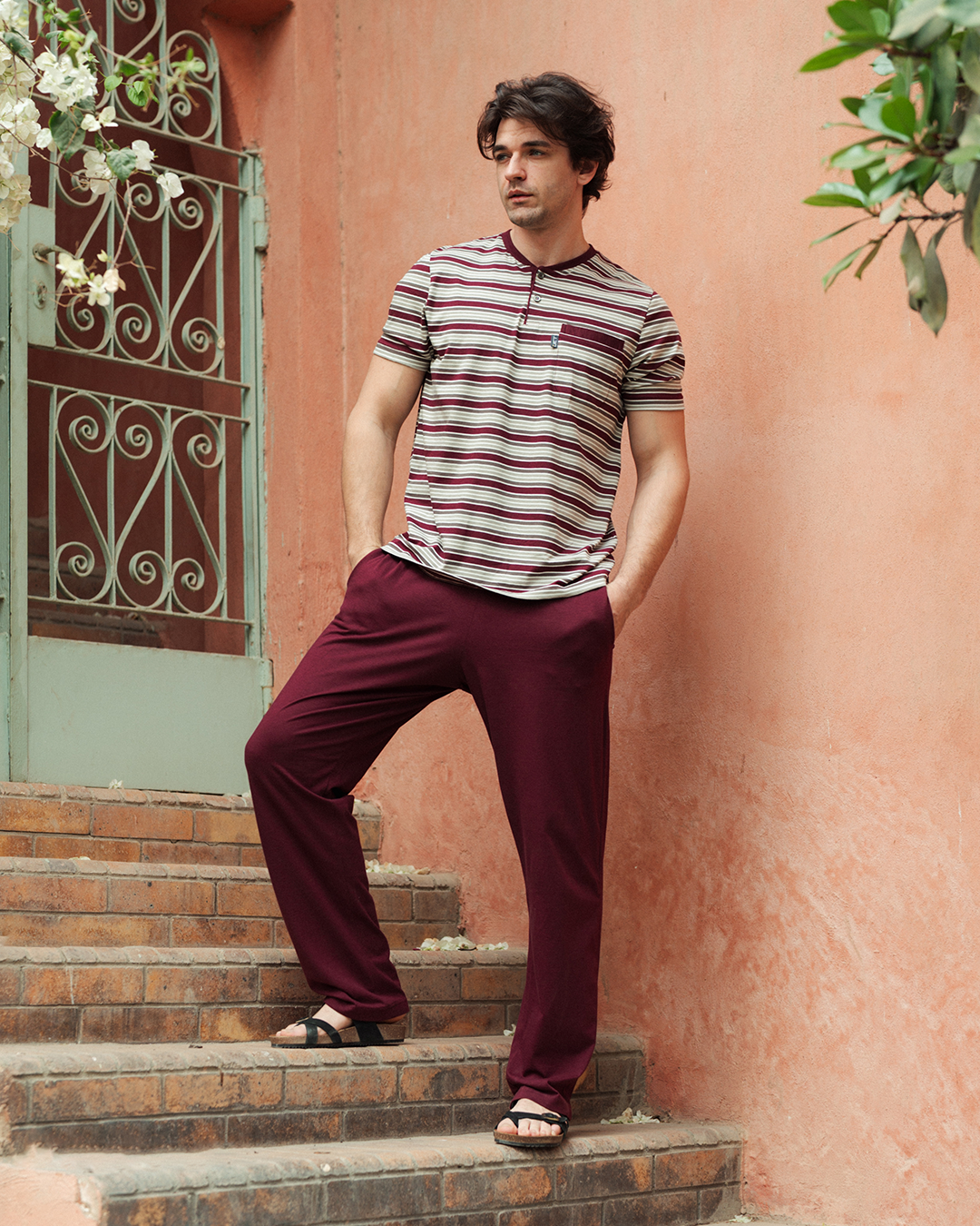 V بيجاما رجالى سترايبر نصف كم و بنطلون ساده