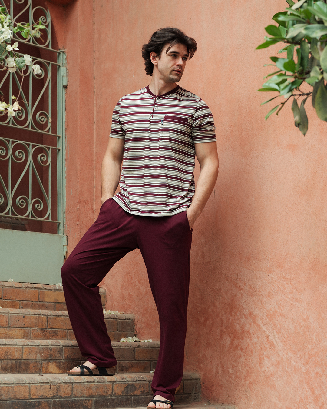 V بيجاما رجالى سترايبر نصف كم و بنطلون ساده