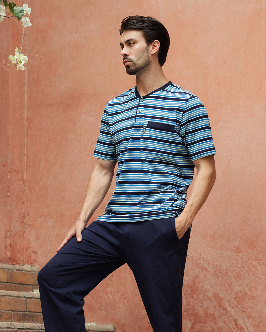 V بيجاما رجالى سترايبر نصف كم و بنطلون ساده