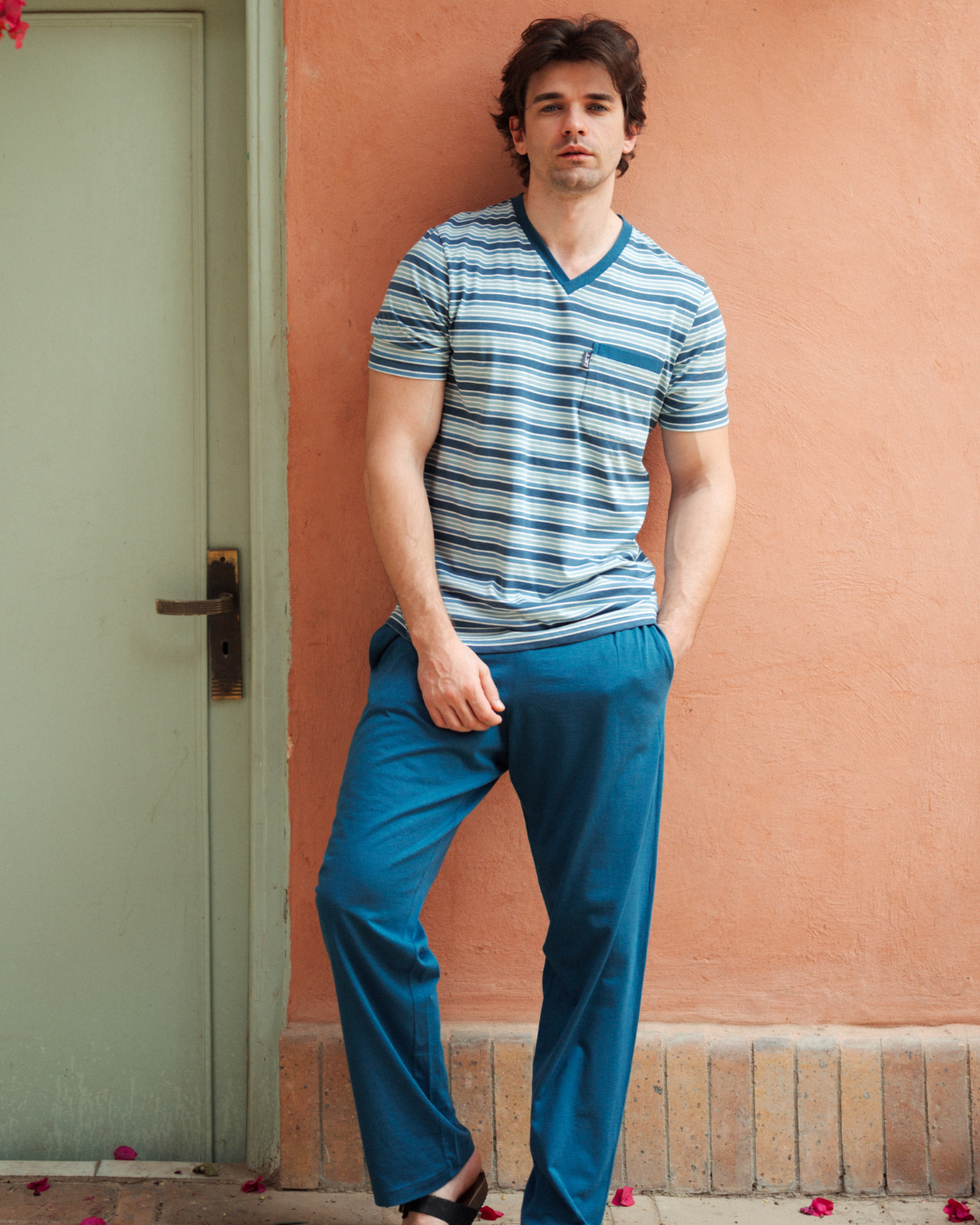 بيجاما رجالى سترايبر بزراير نصف كم و بنطلون ساده