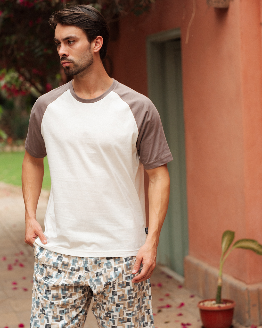Men's pajamas are half km and a printed shorts