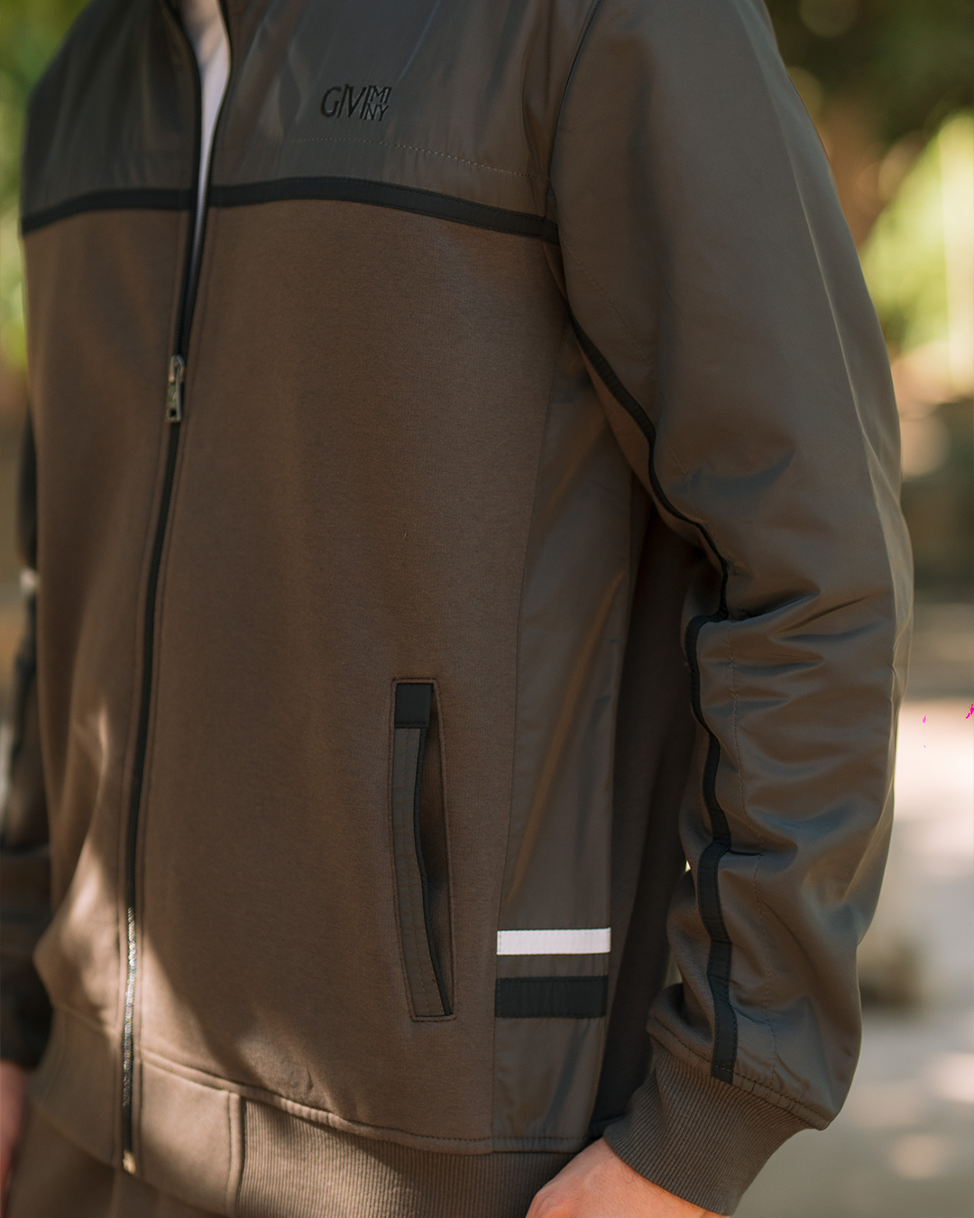 G/V Men's Pajamas with an open collar and zipper and pockets with a line on the chest