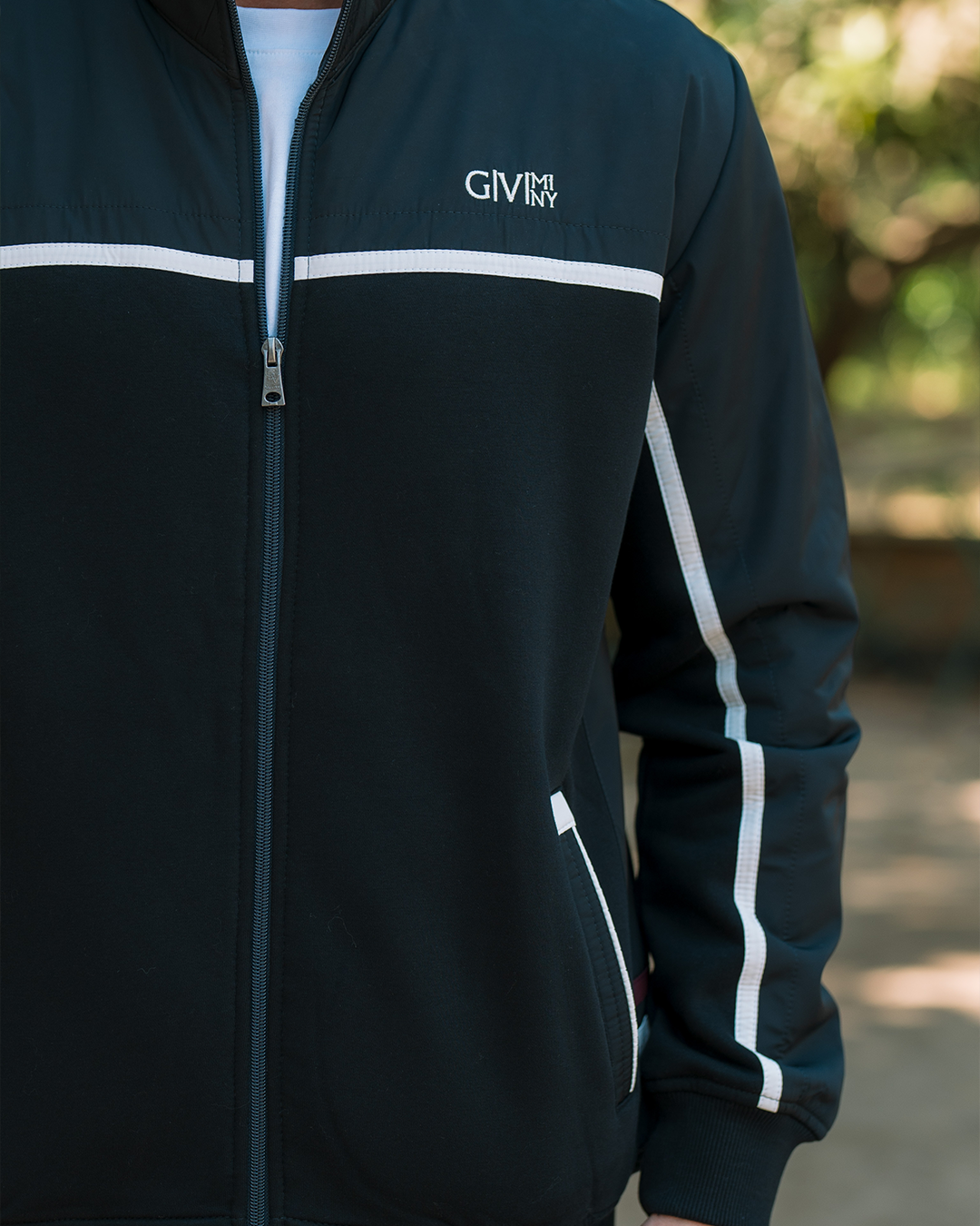 G/V Men's Pajamas with an open collar and zipper and pockets with a line on the chest