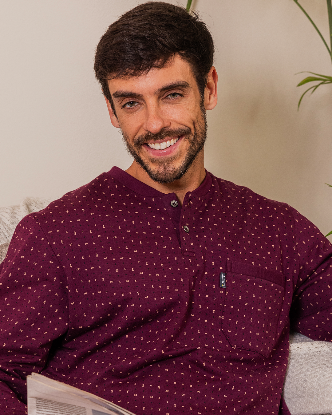 بيجامه رجالي تيشرت مطبوعة سمبوكسة بكم طويل برقبة رواند ومرد بزراير وجيب علي الصدر وبنطلون