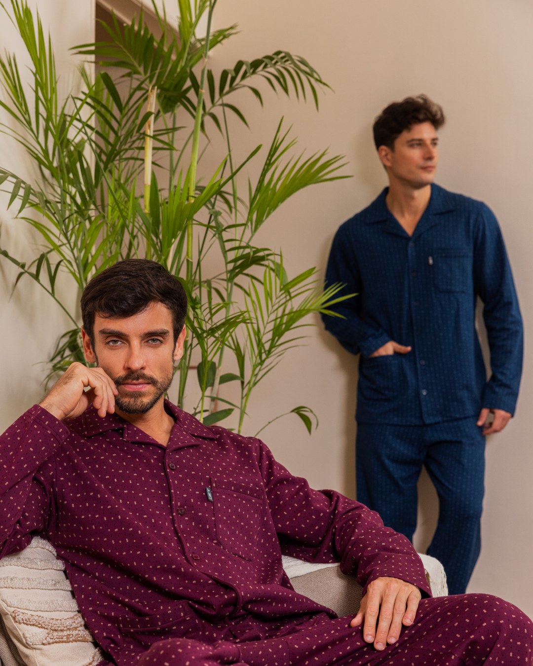 بيجامه رجالي كلاسيك مطبوع سمبوكسه مفتوح برزاير بكم طويل وجيب علي الصدر وبنطلون مطبوع