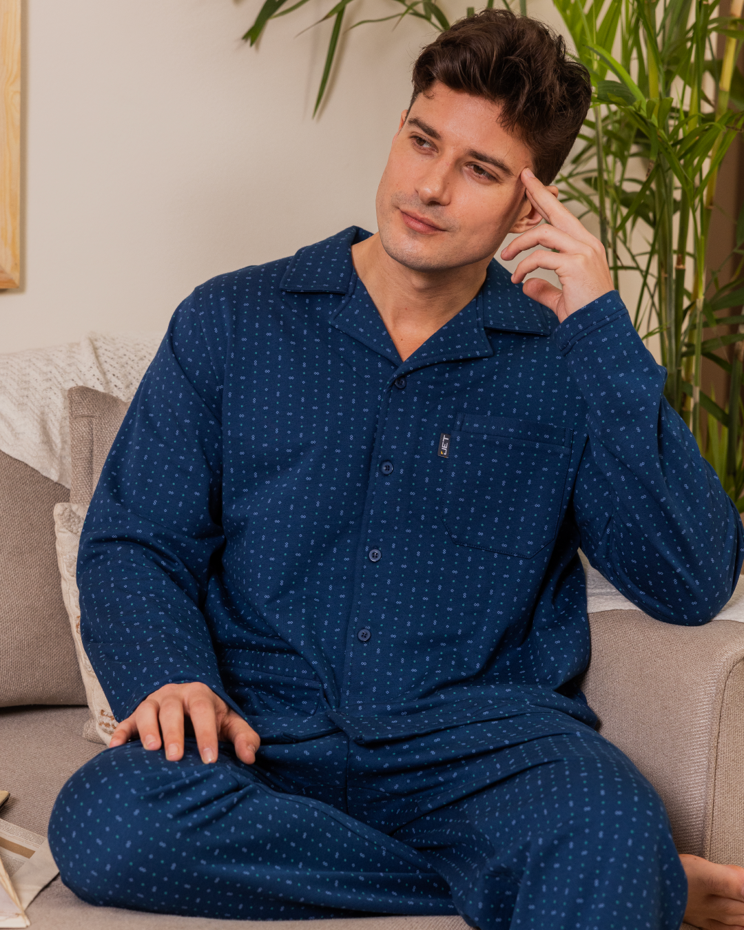 بيجامه رجالي كلاسيك مطبوع سمبوكسه مفتوح برزاير بكم طويل وجيب علي الصدر وبنطلون مطبوع