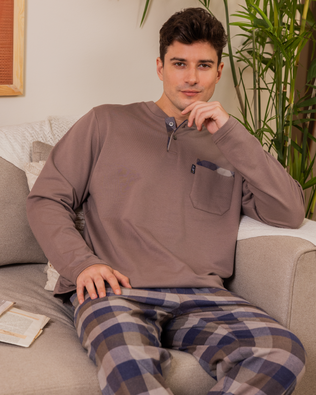 Men's pajamas, plain long-sleeved T-shirt with round neck, button-down collar, chest pocket and checkered pants