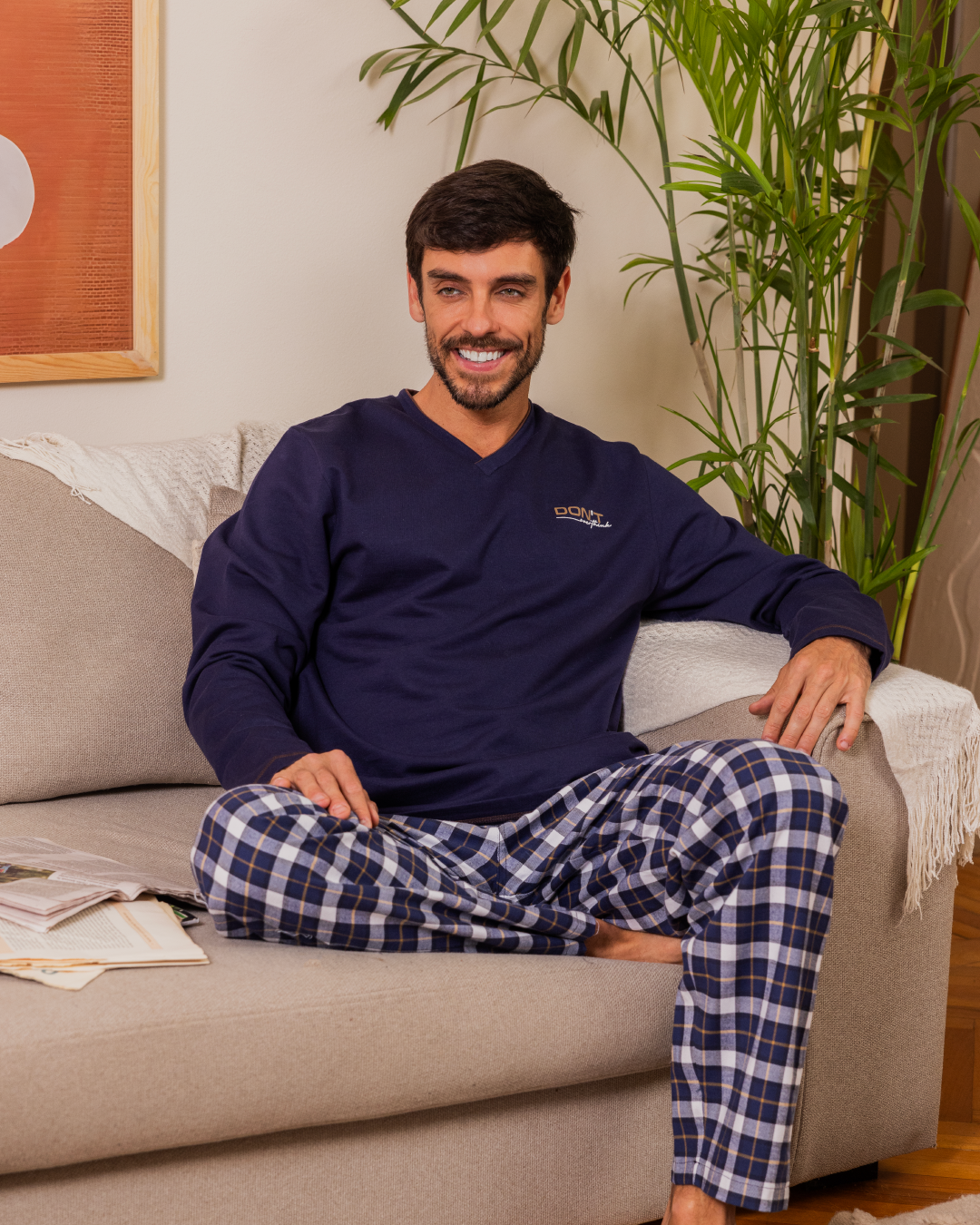 Chest pocket and V-neck check pants Men's pajamas Plain long-sleeved T-shirt with collar