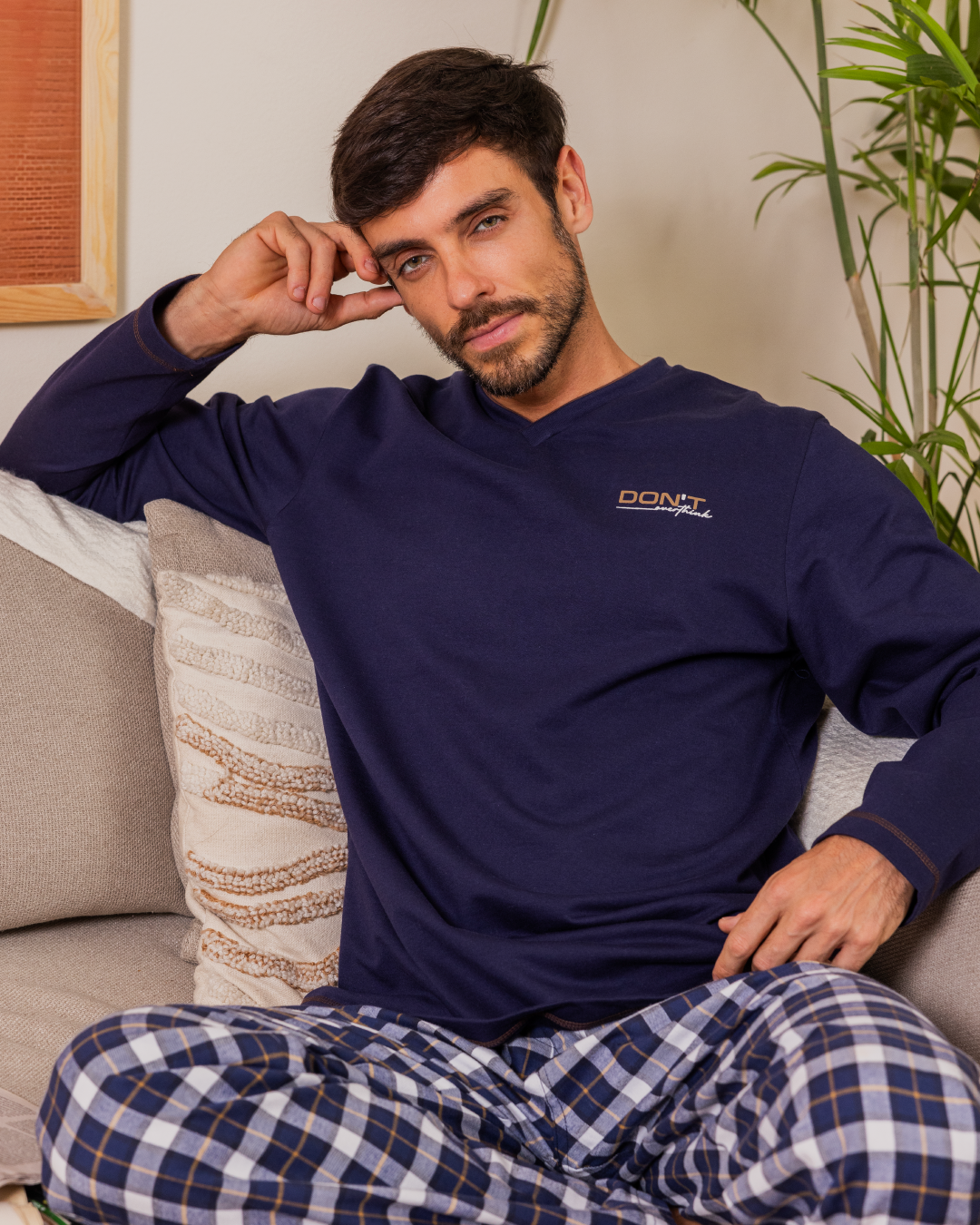 Chest pocket and V-neck check pants Men's pajamas Plain long-sleeved T-shirt with collar