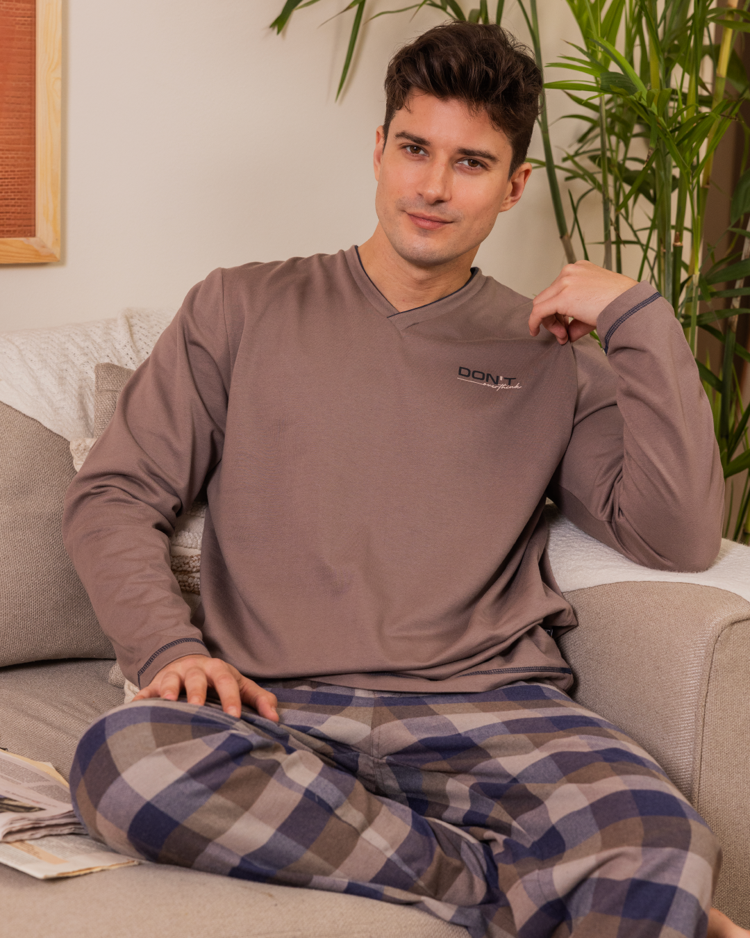 Chest pocket and V-neck check pants Men's pajamas Plain long-sleeved T-shirt with collar