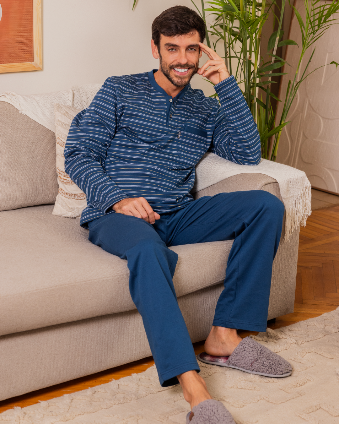 بيجامه رجالي سترايبر تيشرت بكم مقلم برقبة رواند مرد بزراير وجيب علي الصدر وبنطلون