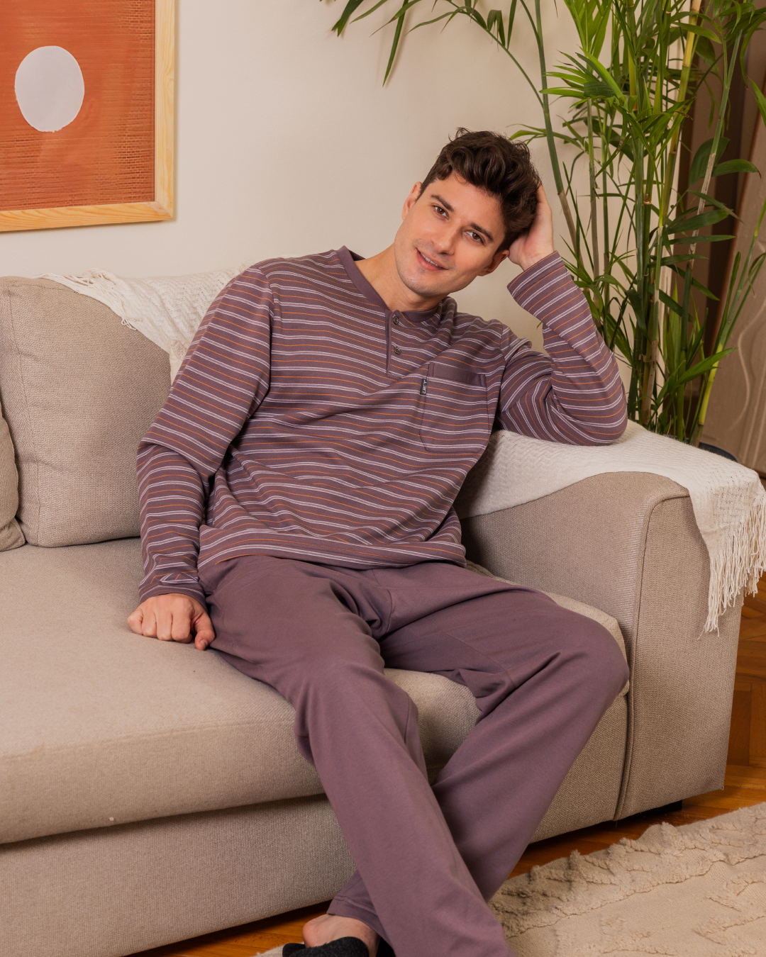 بيجامه رجالي سترايبر تيشرت بكم مقلم برقبة رواند مرد بزراير وجيب علي الصدر وبنطلون