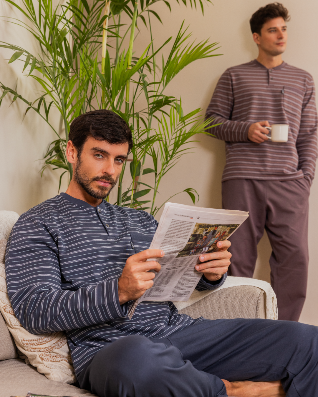 بيجامه رجالي سترايبر تيشرت بكم مقلم برقبة رواند مرد بزراير وجيب علي الصدر وبنطلون