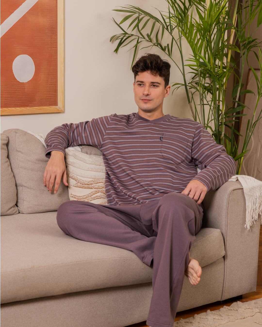 مرد بزراير وجيب علي الصدر وبنطلون ساده V بيجامه رجالي سترايبر تيشرت بكم مقلم برقبة