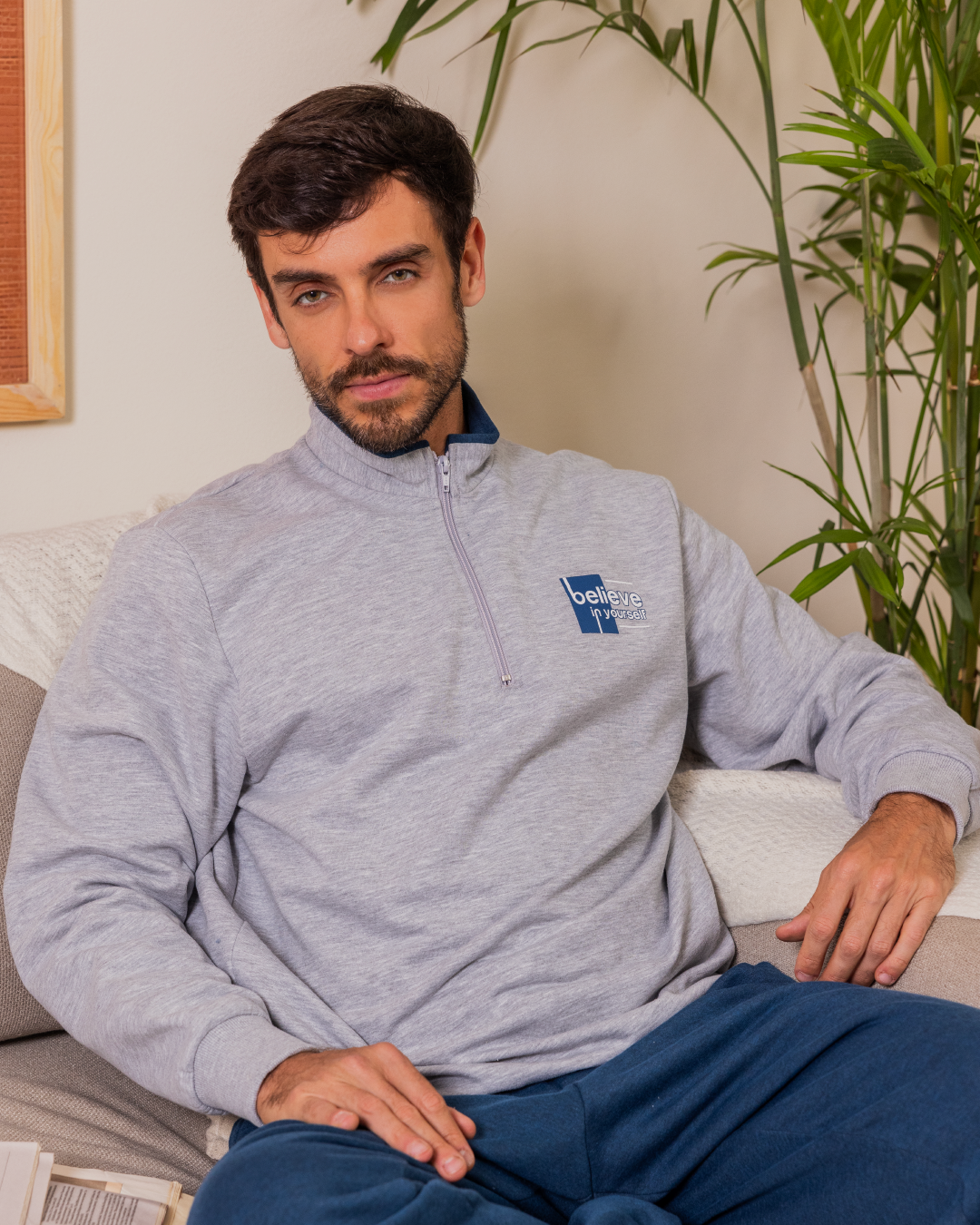 بيجامه رجالي تيشرت ساده بكم طويل برقبة عاليه وسوسته وكوت وسط وطباعه علي الصدر وبنطلون ساده