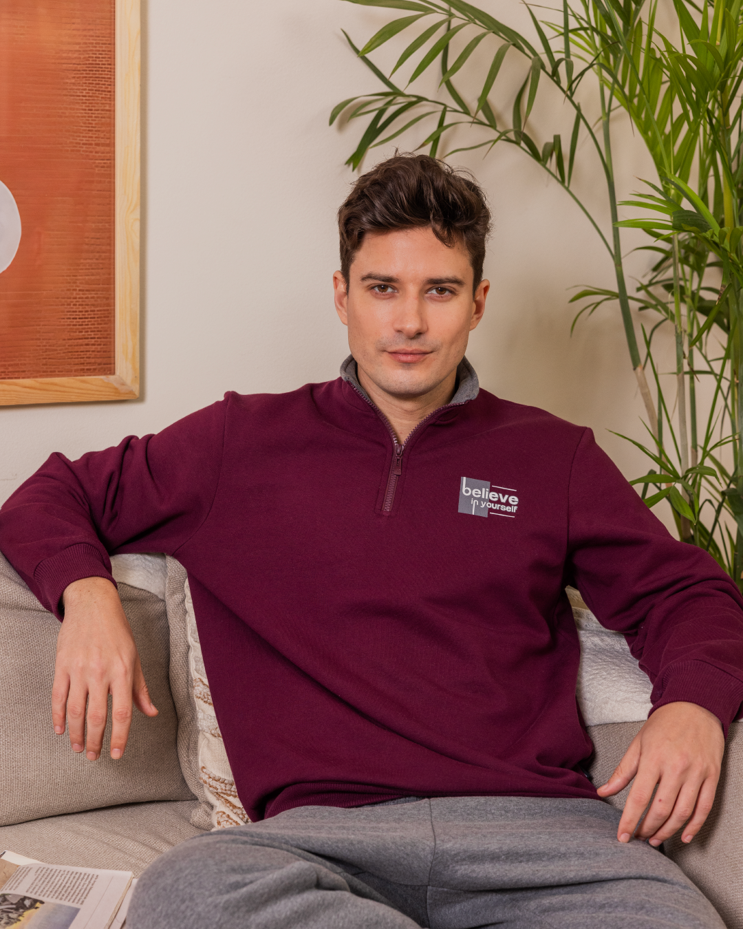 بيجامه رجالي تيشرت ساده بكم طويل برقبة عاليه وسوسته وكوت وسط وطباعه علي الصدر وبنطلون ساده