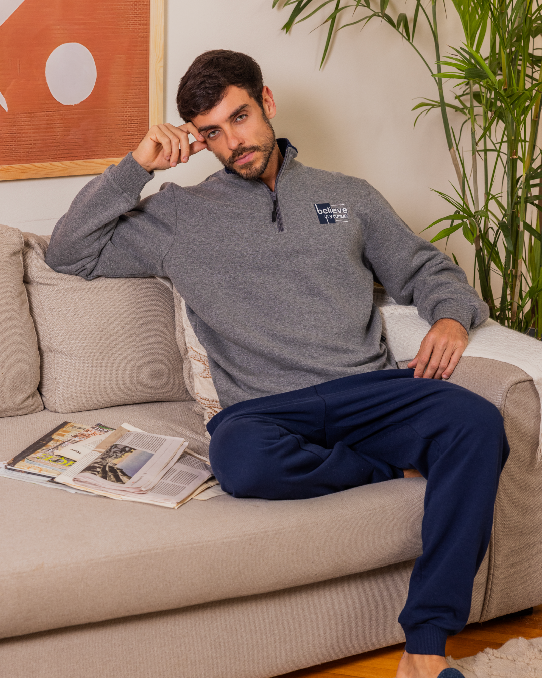 بيجامه رجالي تيشرت ساده بكم طويل برقبة عاليه وسوسته وكوت وسط وطباعه علي الصدر وبنطلون ساده