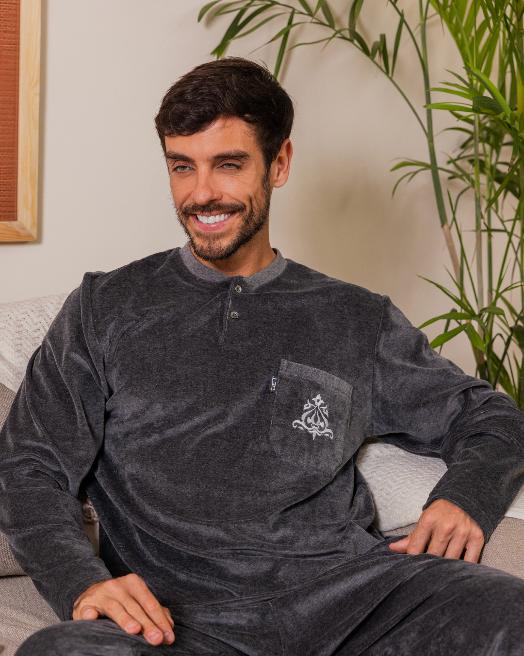 بيجامه رجالي تيشرت سادة بكم طويل قطيفة راجلان برقبة رواند وجيب علي الصدر مطرز وبنطلون ساده