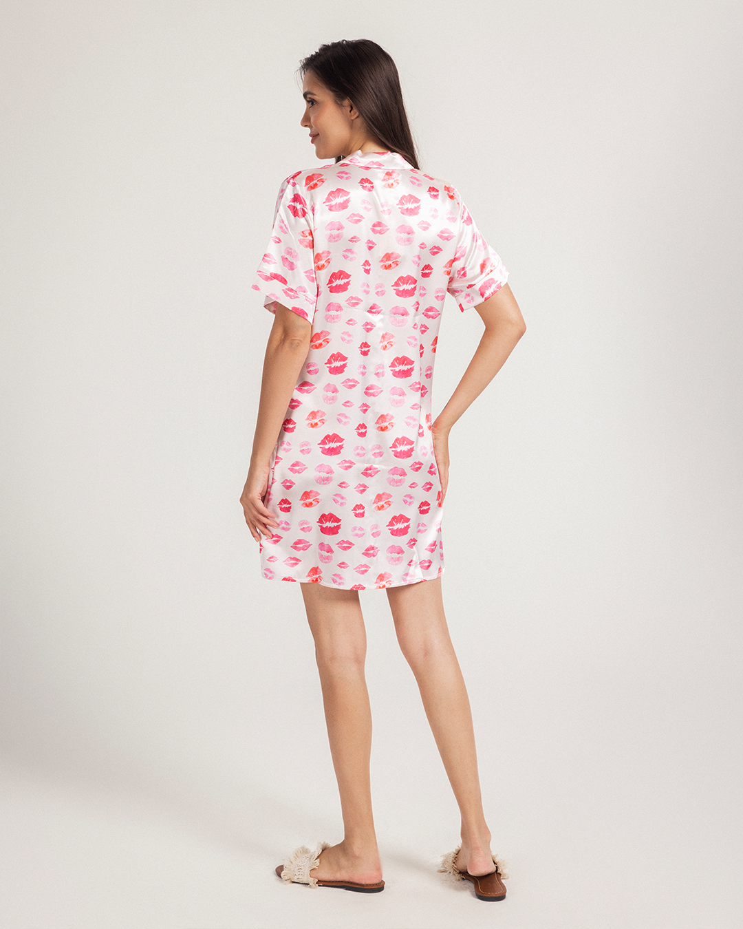 قميص حريمي ساتان بزراير أشكال