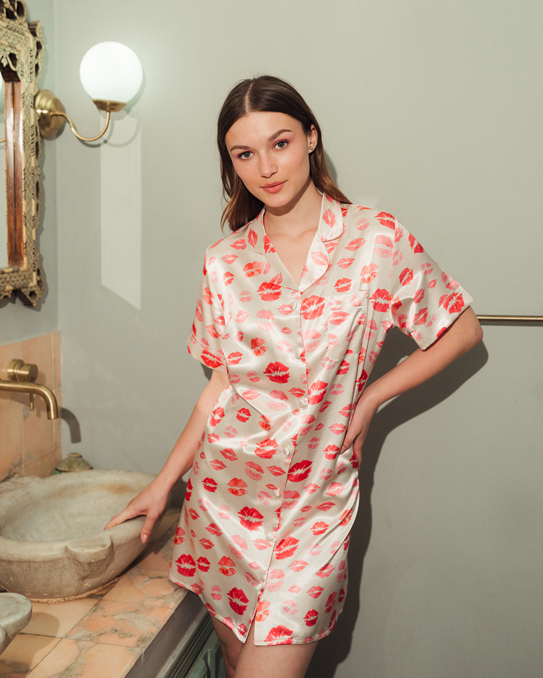 قميص حريمي ساتان بزراير أشكال