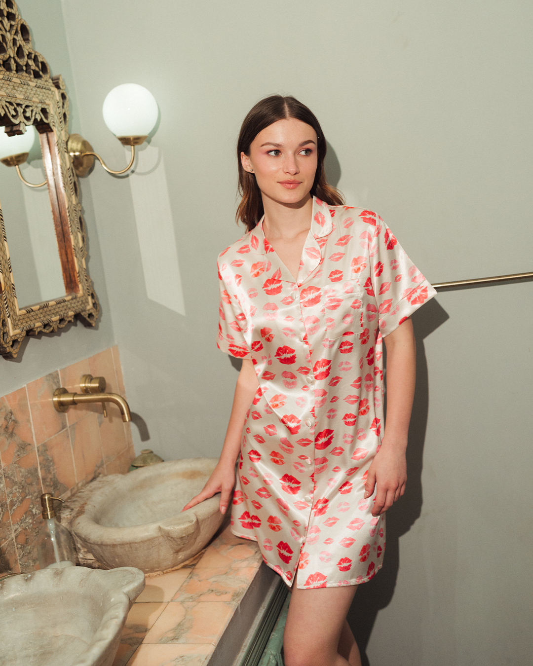 قميص حريمي ساتان بزراير أشكال