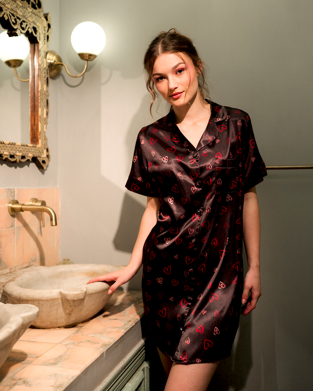 قميص حريمي ساتان بزراير أشكال