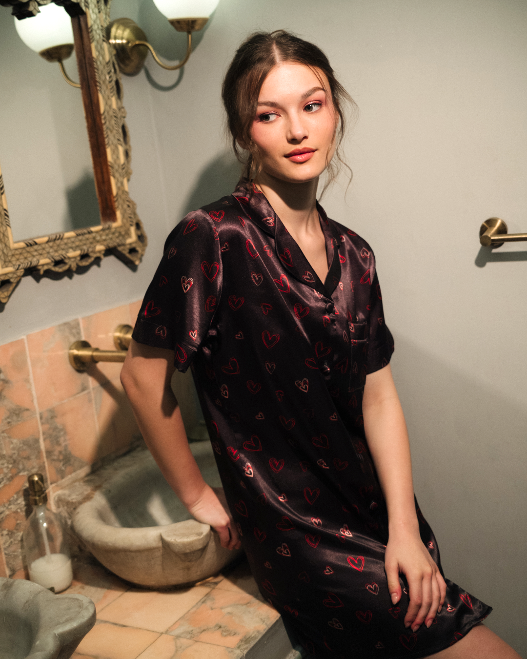 قميص حريمي ساتان بزراير أشكال