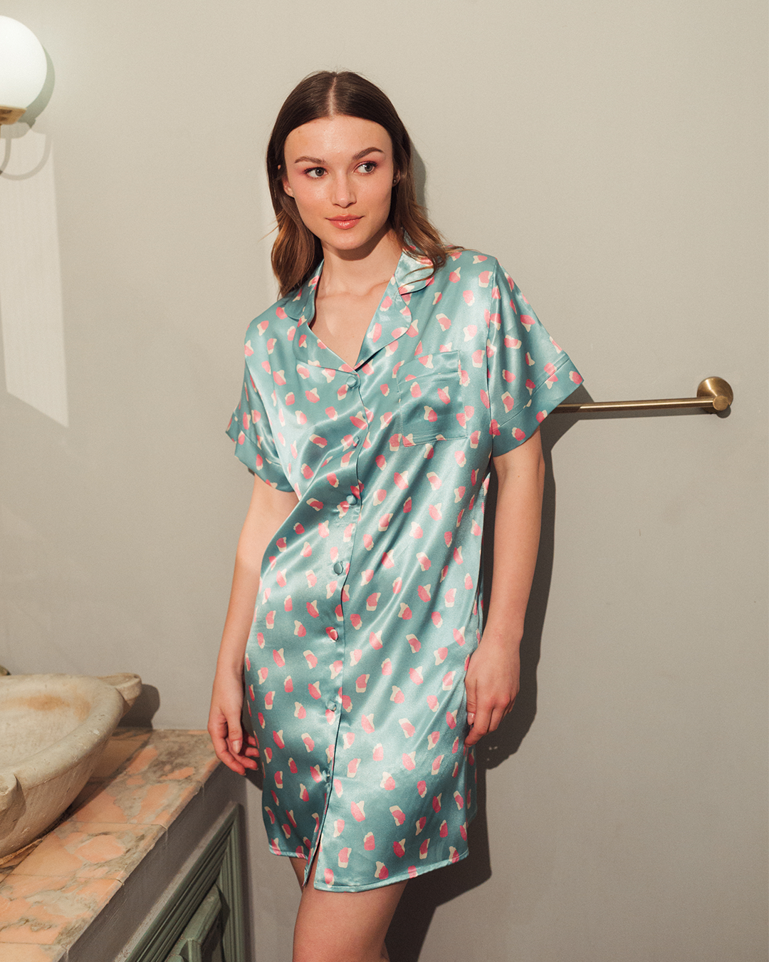 قميص حريمي ساتان بزراير أشكال