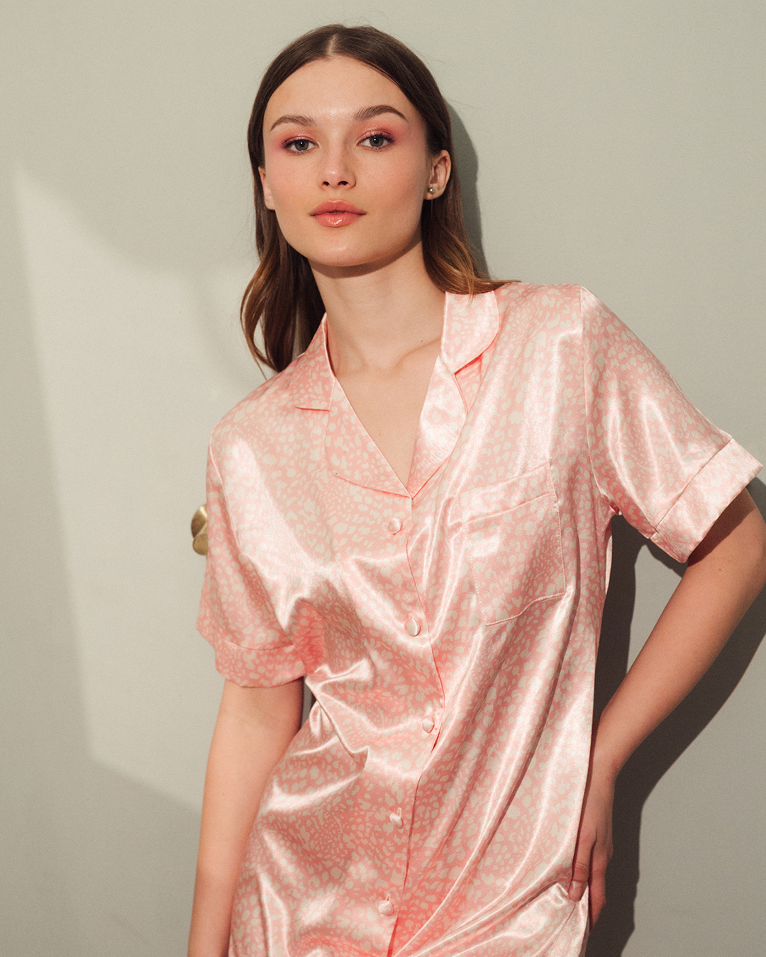 قميص حريمي ساتان بزراير أشكال