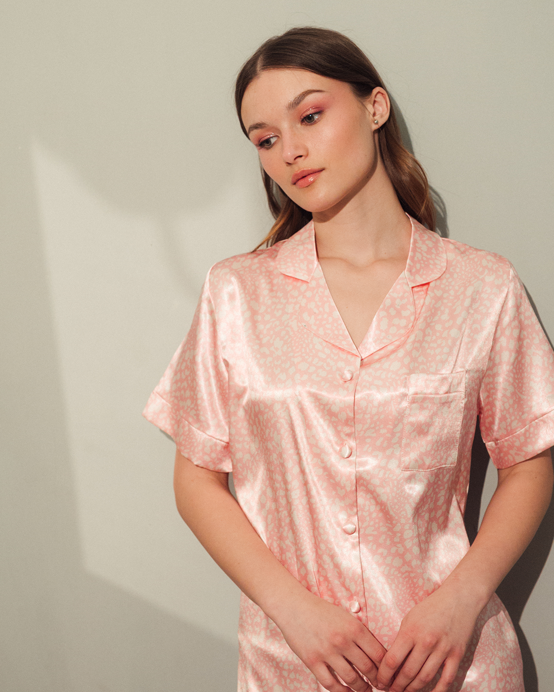 قميص حريمي ساتان بزراير أشكال