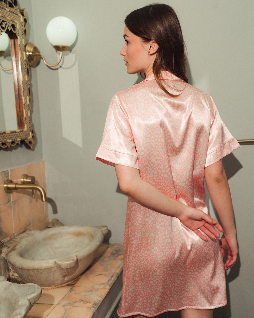 قميص حريمي ساتان بزراير أشكال