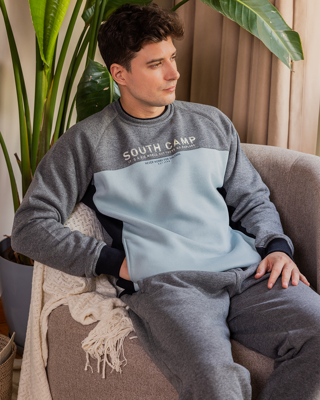 SOTHAT CAMP Men's Round Neck Pajamas with Chest Print
