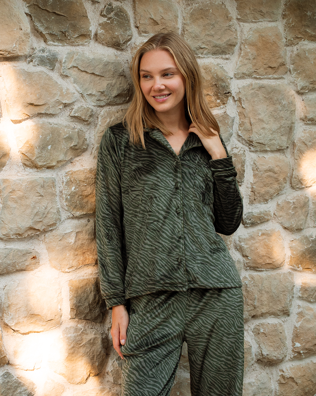 بيجاما كلاسيك بزراير قطيفه