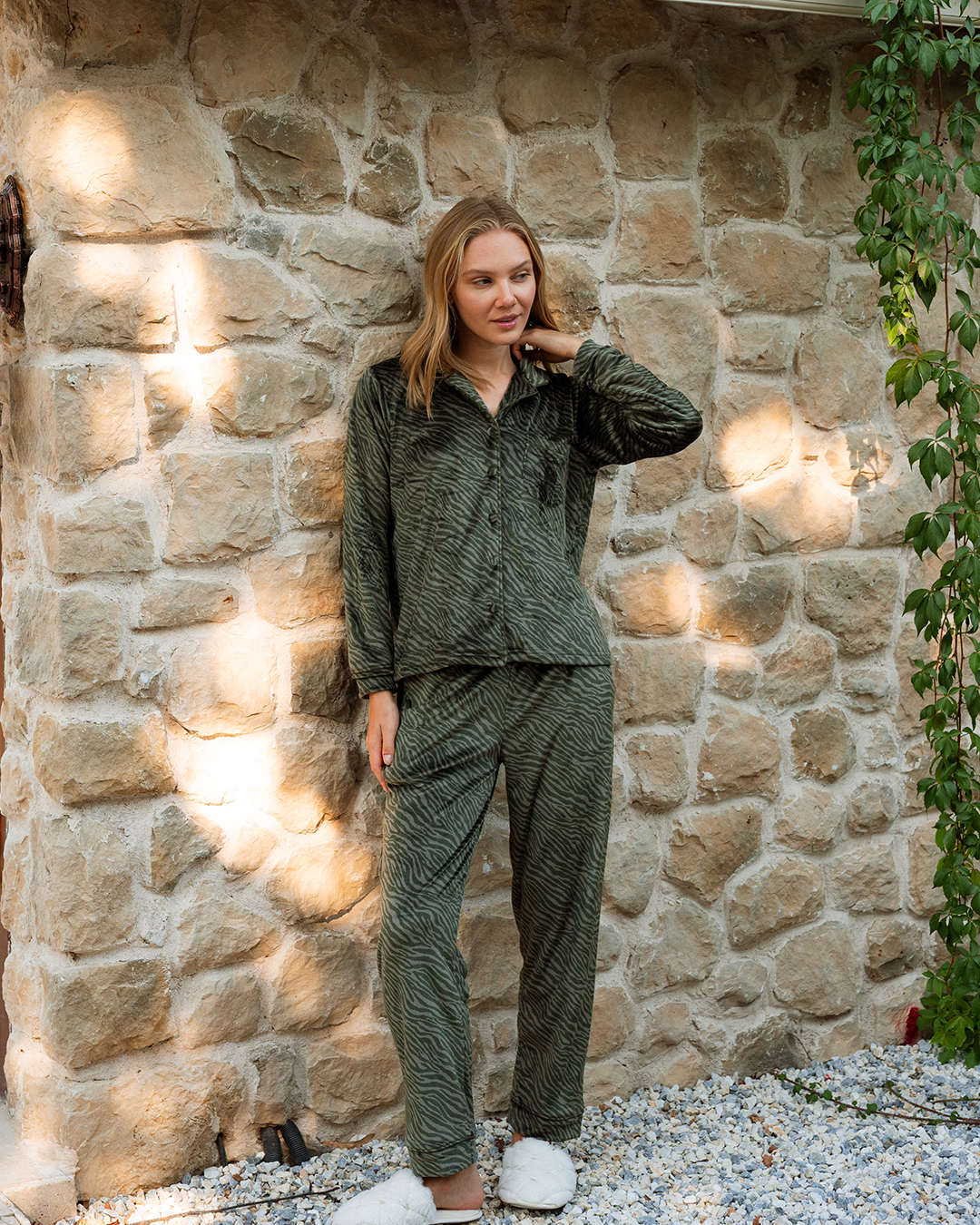 بيجاما كلاسيك بزراير قطيفه