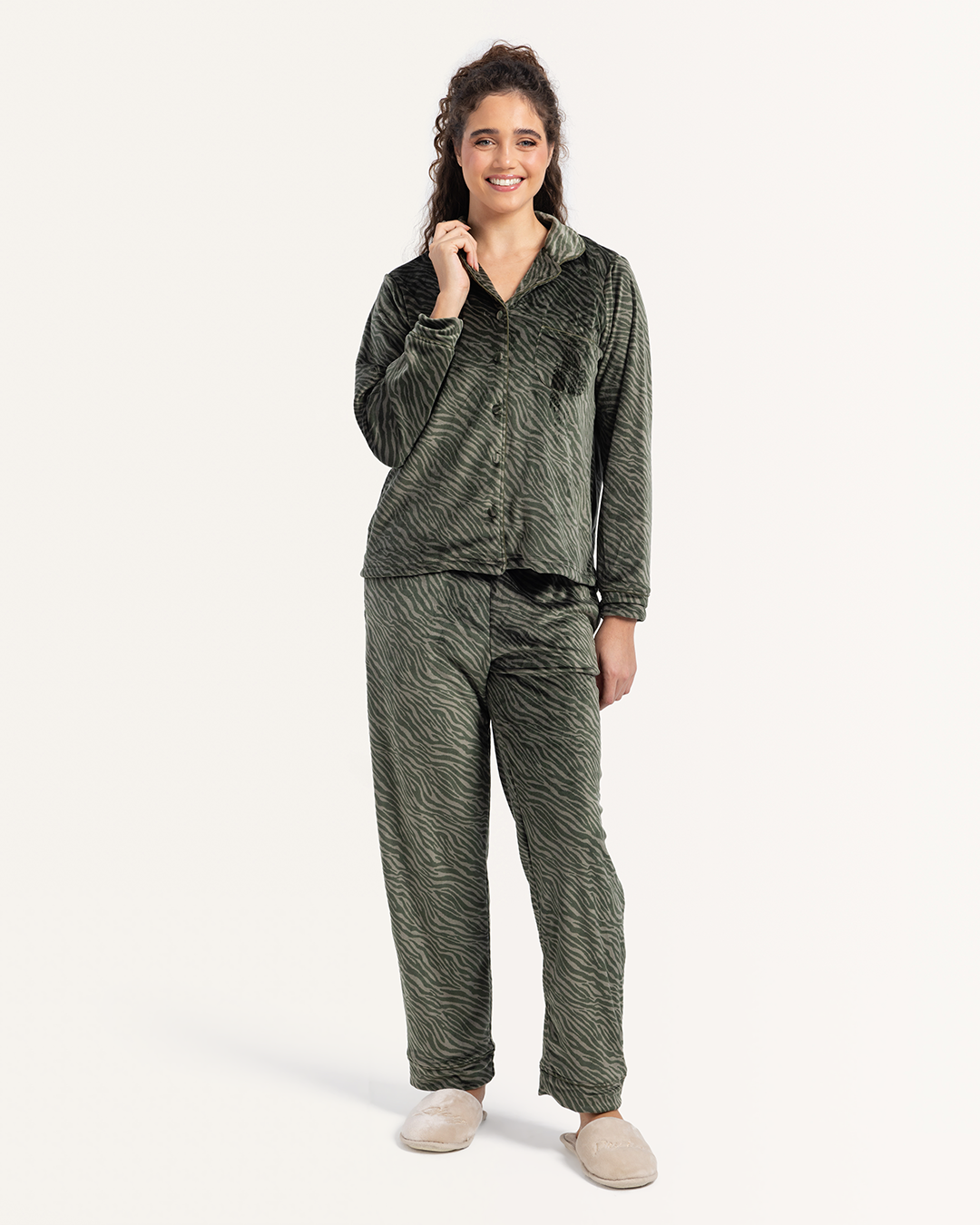 بيجاما كلاسيك بزراير قطيفه