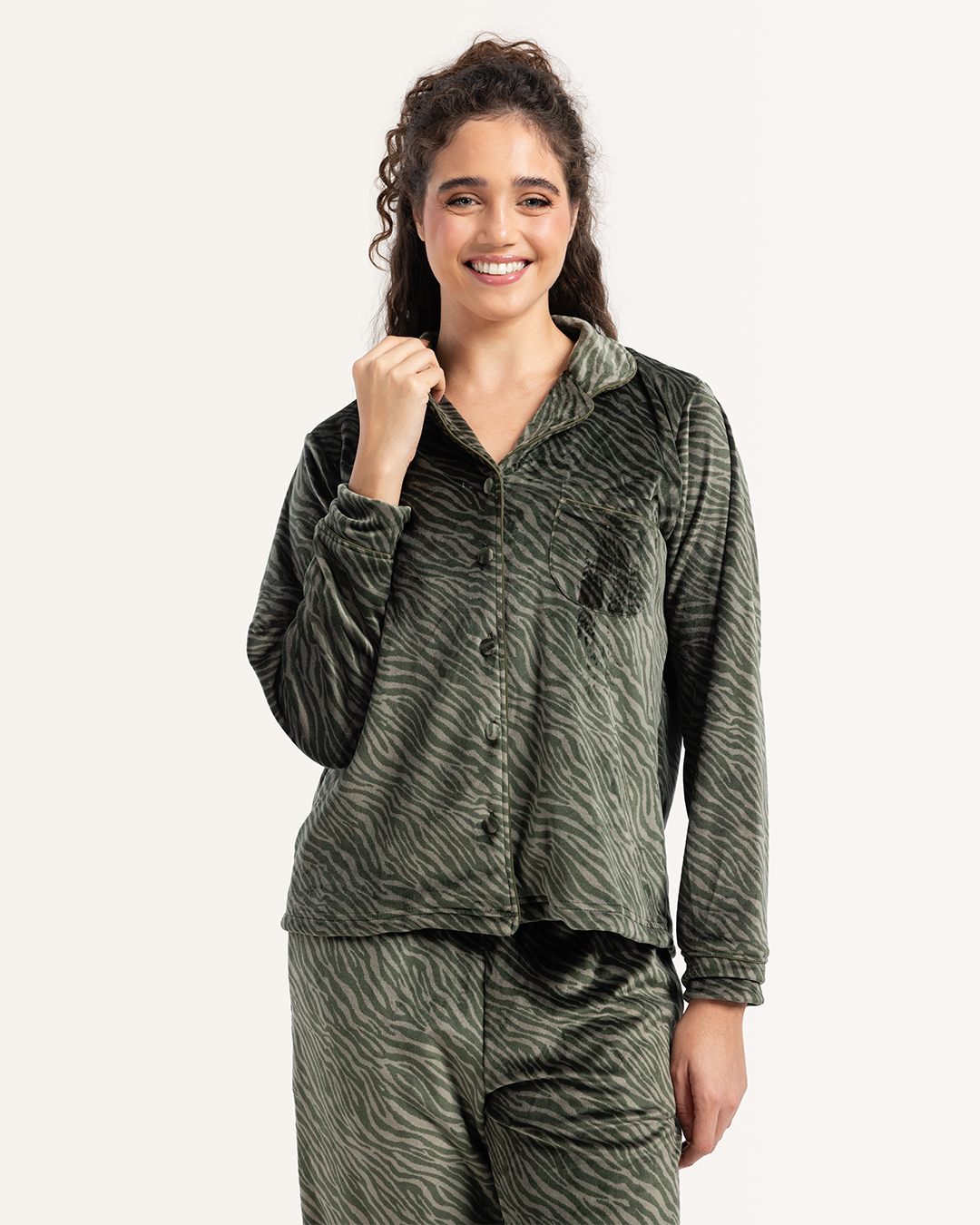 بيجاما كلاسيك بزراير قطيفه