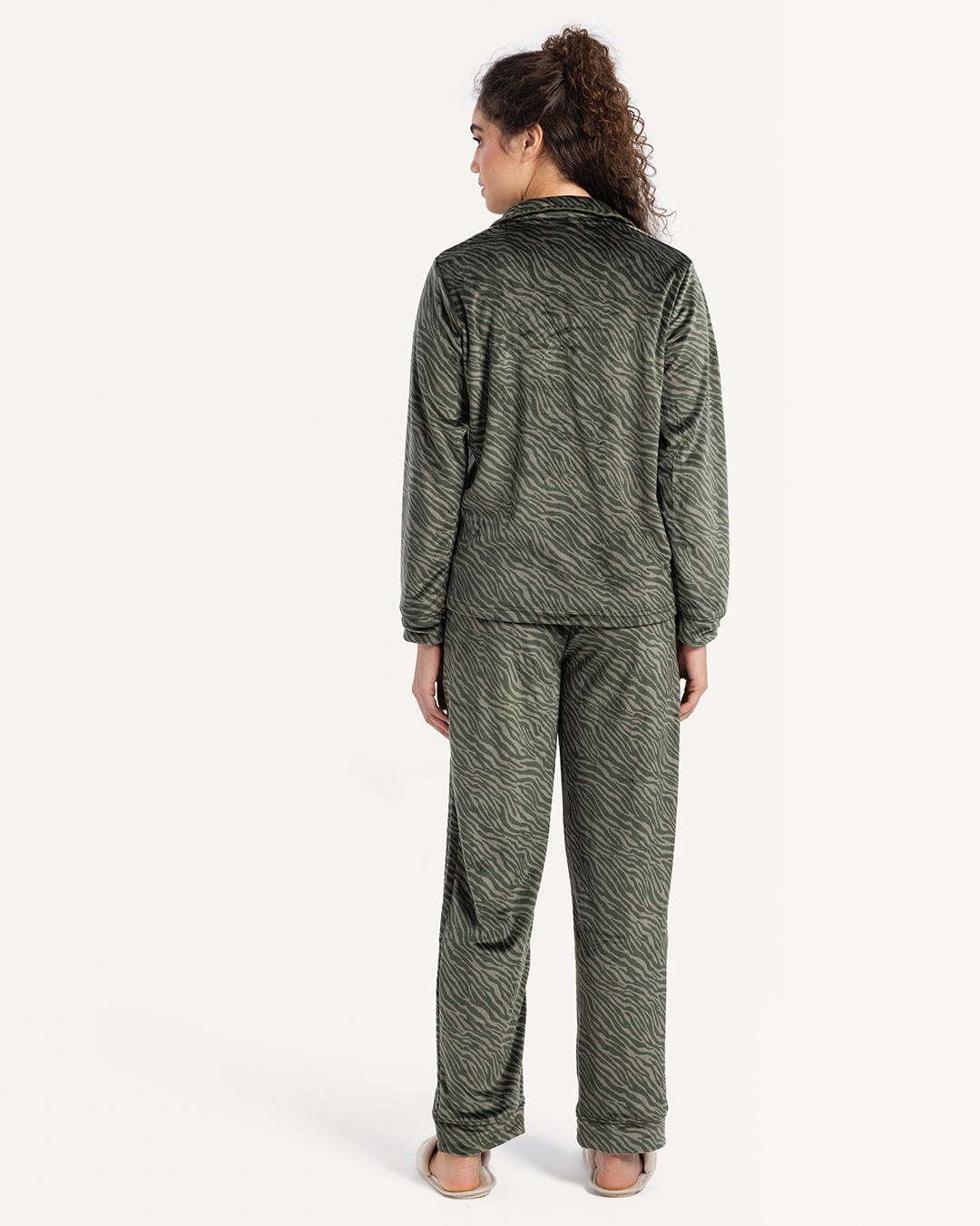 بيجاما كلاسيك بزراير قطيفه