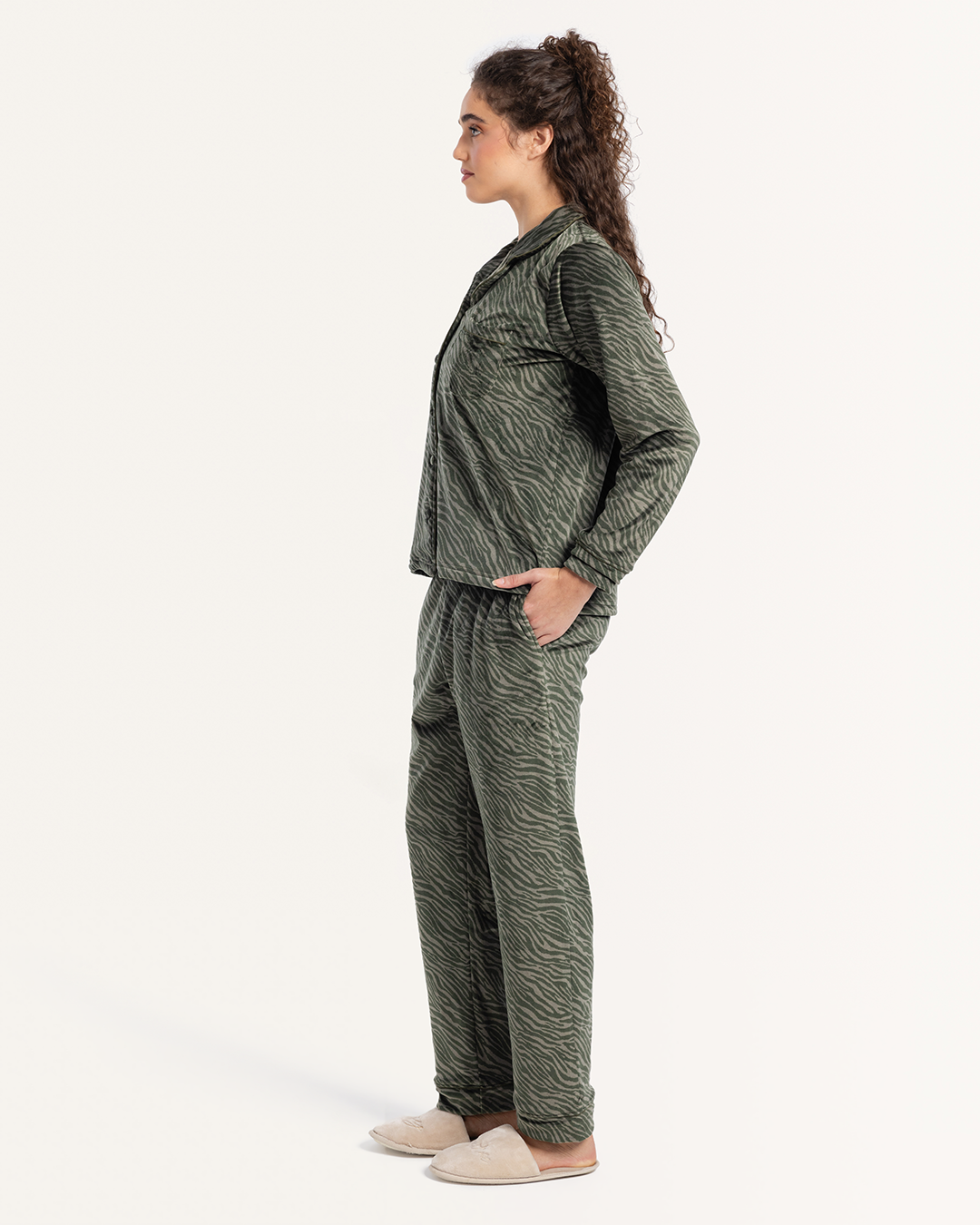 بيجاما كلاسيك بزراير قطيفه