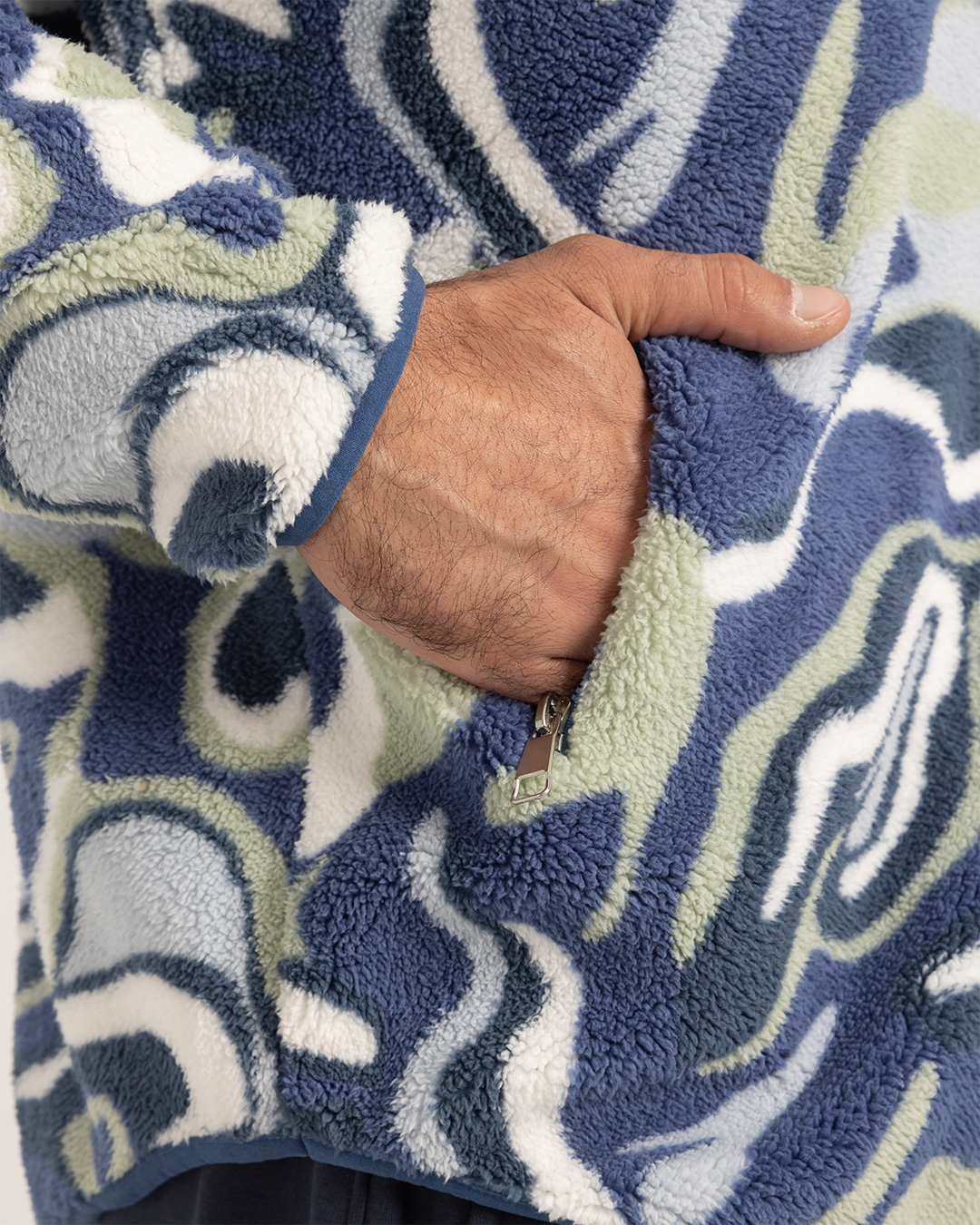 جاكت رقبة عالية الوان متداخله