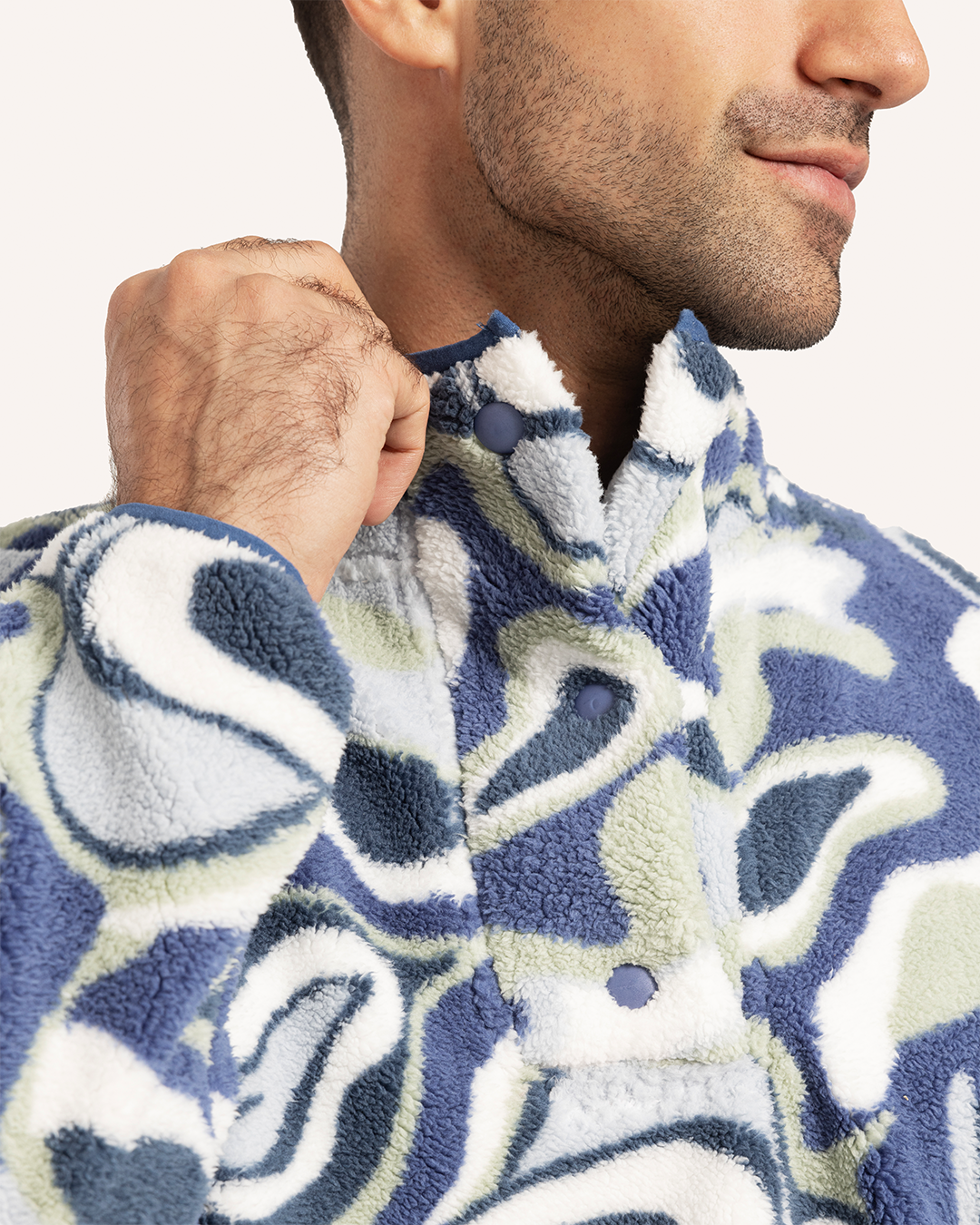 جاكت رقبة عالية الوان متداخله