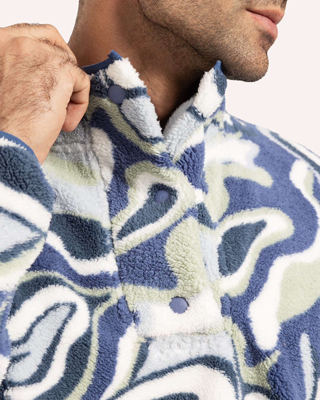 جاكت رقبة عالية الوان متداخله