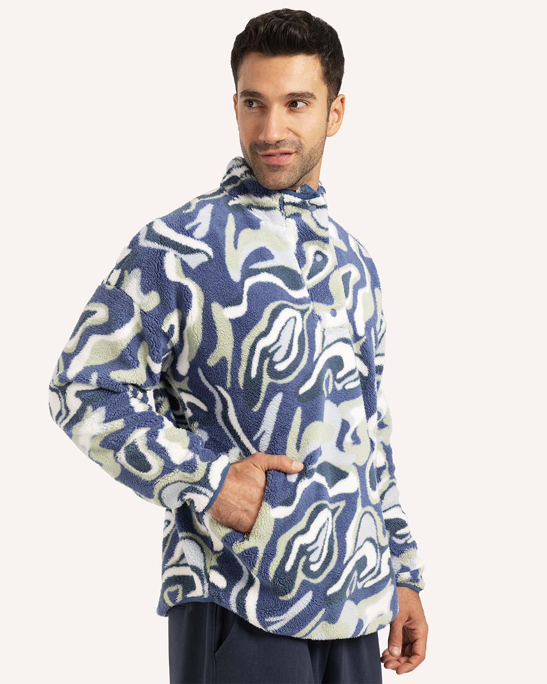 جاكت رقبة عالية الوان متداخله