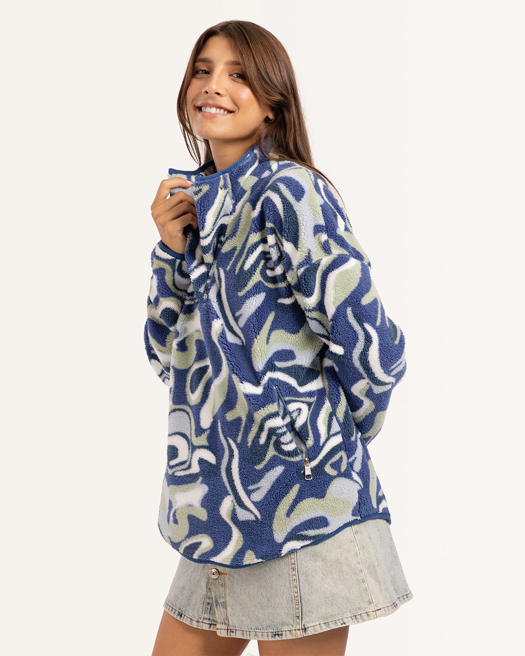 جاكت رقبة عالية الوان متداخله