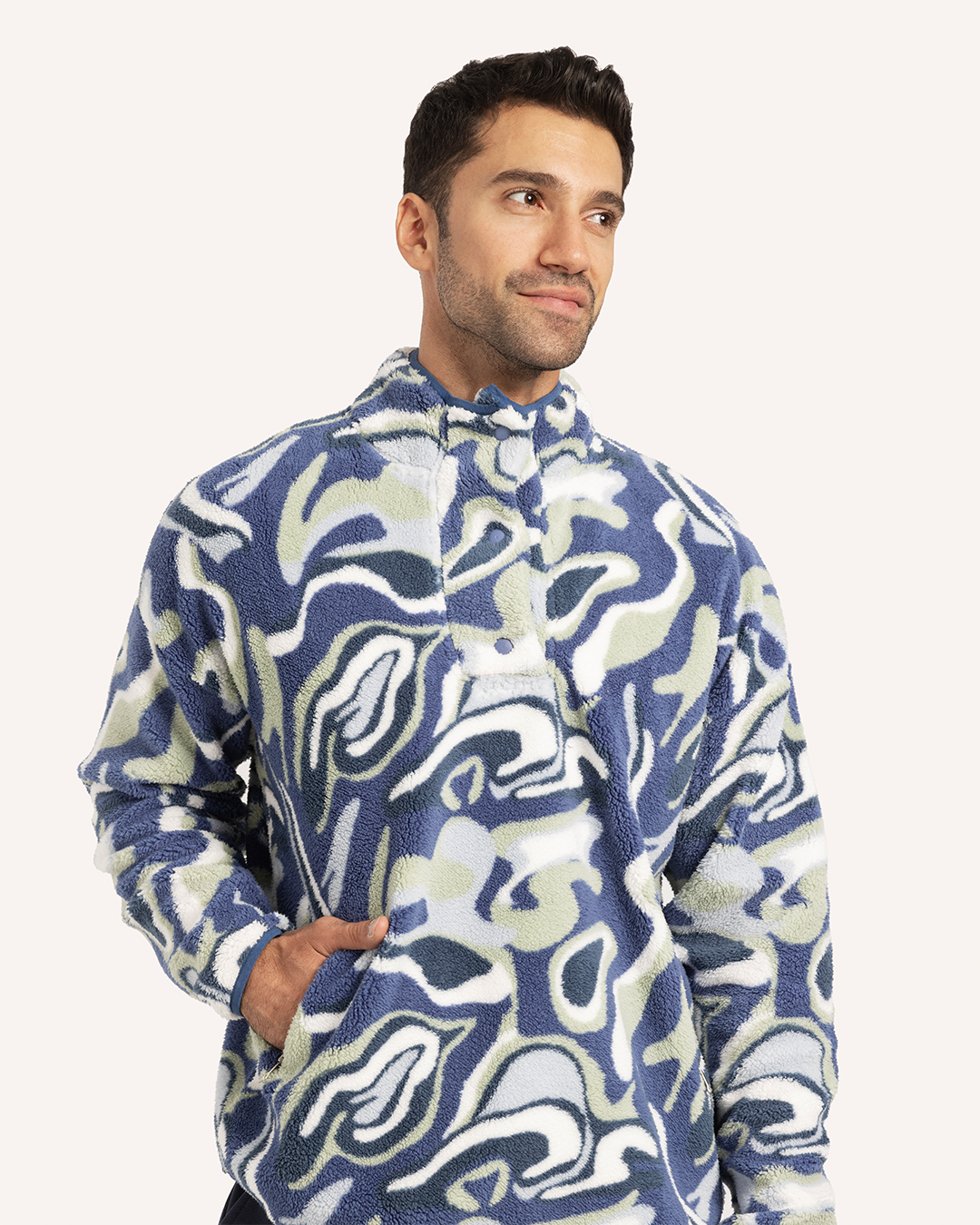 جاكت رقبة عالية الوان متداخله