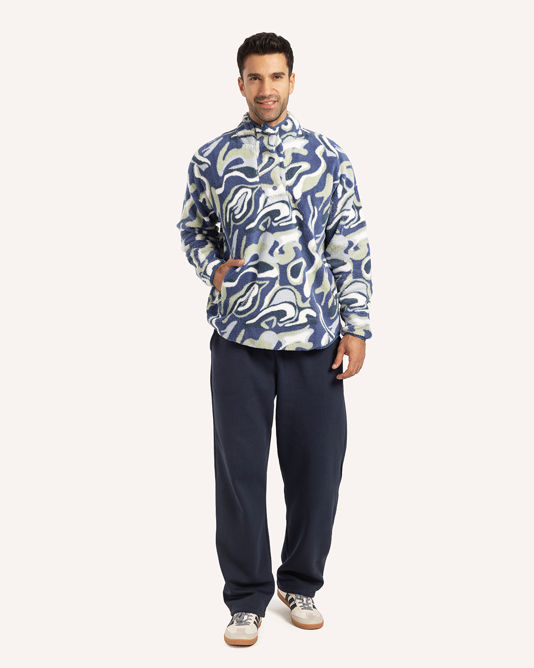 جاكت رقبة عالية الوان متداخله