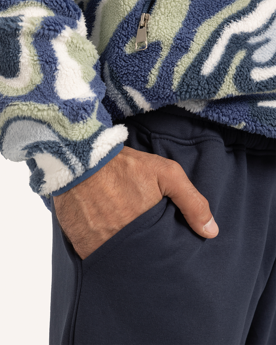 جاكت رقبة عالية الوان متداخله