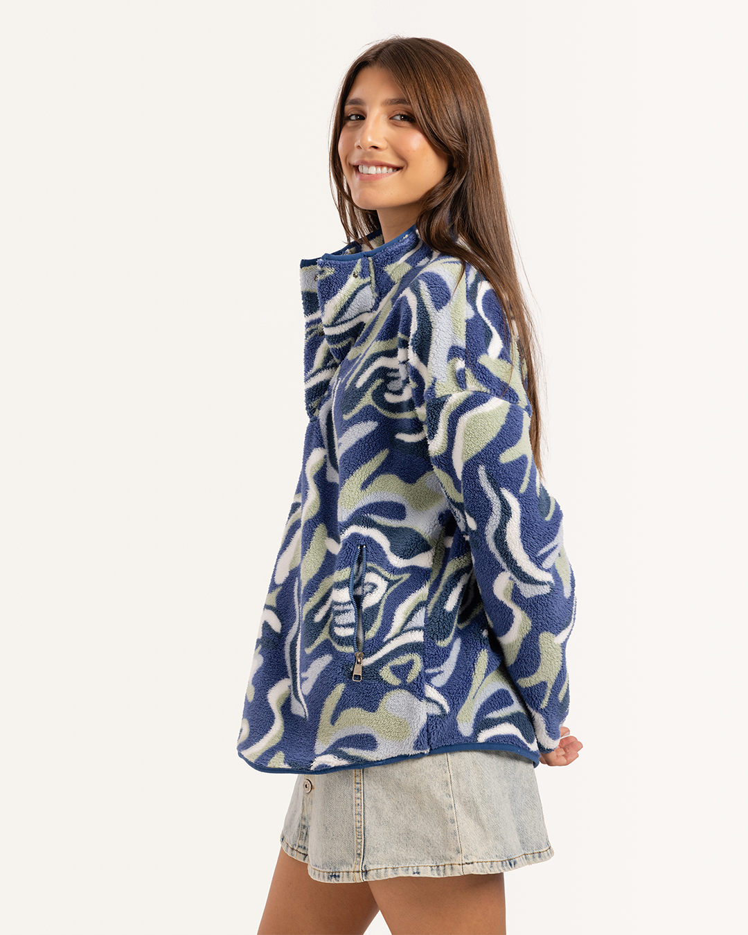 جاكت رقبة عالية الوان متداخله